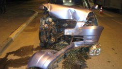 Сломавшееся при наезде автомобилем дерево упало на пешехода