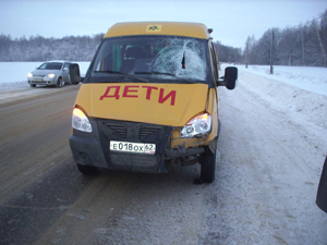 Водитель школьного микроавтобуса совершил наезд на пешехода
