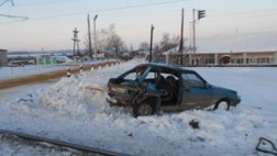 Выезд на переезд закончился столкновением с грузовым локомотивом
