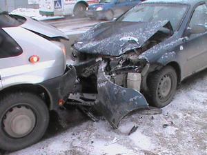 Водитель на Chevrolet протаранил два автомобиля