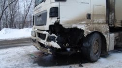 Водитель «Рено» не справился с управлением в результате чего совершил столкновение с грузовым автомобилем «МАН»