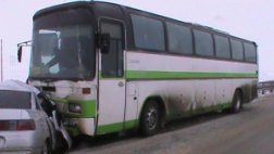 Буксируемую «десятку» занесло на пассажирский автобус «Мерседес»