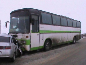 Буксируемую «десятку» занесло на пассажирский автобус «Мерседес»