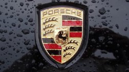 Porsche приостановил поставки автомобилей в Россию