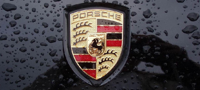 Porsche приостановил поставки автомобилей в Россию