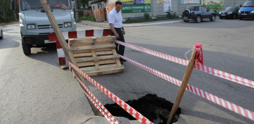 Провал на ул. Мервинской засыпали щебнем