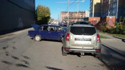 В Рязани на улице Полевая произошло столкновение «ВАЗ-2106» с Renault Duster