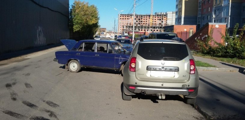 В Рязани на улице Полевая произошло столкновение «ВАЗ-2106» с Renault Duster