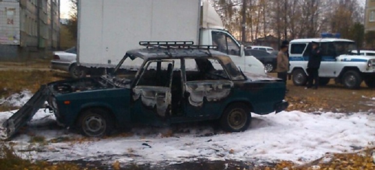 МЧС сообщает о двух сгоревших авто