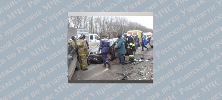 В районе поворота на поселок Совхоз Рязанский столкнулись два автомобиля