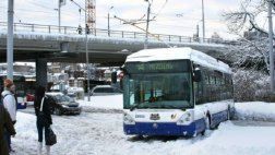 В Риге из-за снегопадов водители смогут воспользоваться общественным транспортом бесплатно