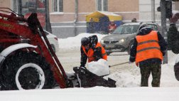 Город убирают 69 единиц спецтехники и около 200 рабочих