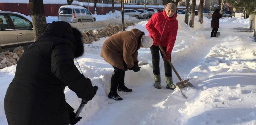300 сотрудников структурных подразделений администрации города Рязани ежедневно расчищали тротуары