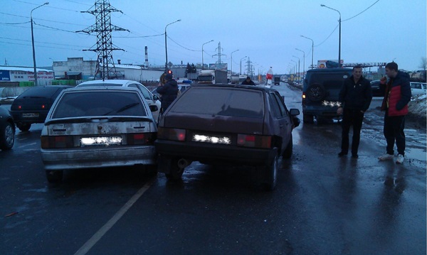 Водитель "девятки" отказался от теста на трезвость после ДТП с участием четырех автомобилей