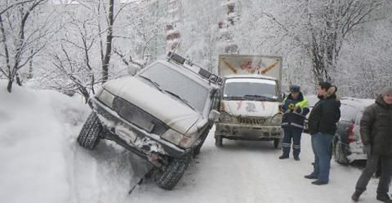 Еще 43 водителя получили штрафы за парковку на газоне