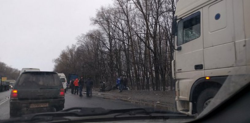 На М5 в лобовом столкновении с грузовиком ВАЗ-2114 разорвало на части