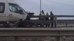 В ДТП с участием микроавтобуса пострадало два человека
