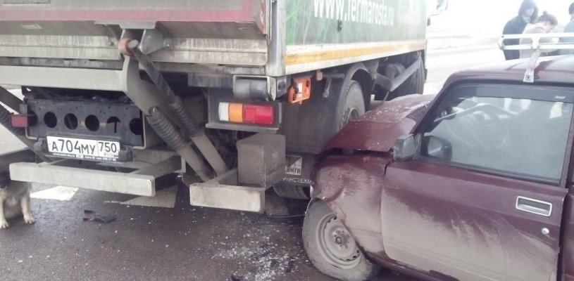 В Пронском районе на М6 столкнулись грузовой Isuzu и ВАЗ-2107