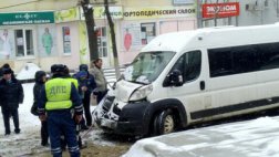 На остановке "УРТ" маршрутное такси совершило столкновение с троллейбусом