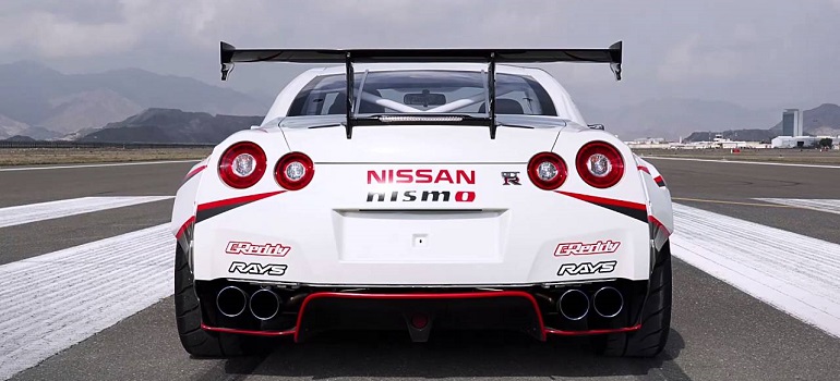 Nissan устанавил новый рекорд Гиннесса, проехав боком на скорости 304.96 км/ч