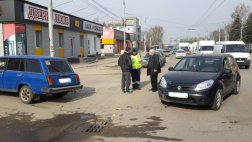 На улице Островского столкнулись ВАЗ-2104 и Renault