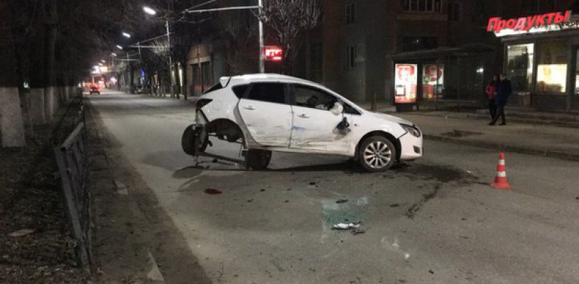 На перекрестке улиц Есенина и Горького столкнулись автомобили Opel Astra и ВАЗ-2109