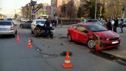 В столкновении Ford и Kia на ул.Ленина пострадало двое детей