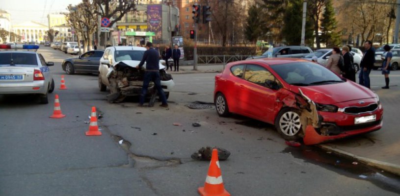 В столкновении Ford и Kia на ул.Ленина пострадало двое детей