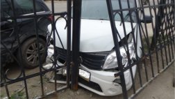 Две столкнувшиеся иномарки повалили забор на припаркованный авто