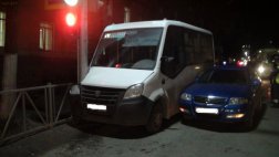 На улице Гагарина водитель Nissan протаранил маршрутку
