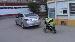 На улице Керамзавод 32-летний водитель Hyundai совершил наезд на детскую коляску с ребенком