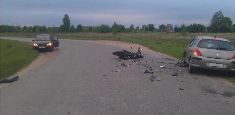 В Константиново мотоциклист выехал на встречку под Пежо 308