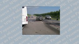 В ДТП с участием автобуса Mercedes и легкового автомобиля погибло два человека