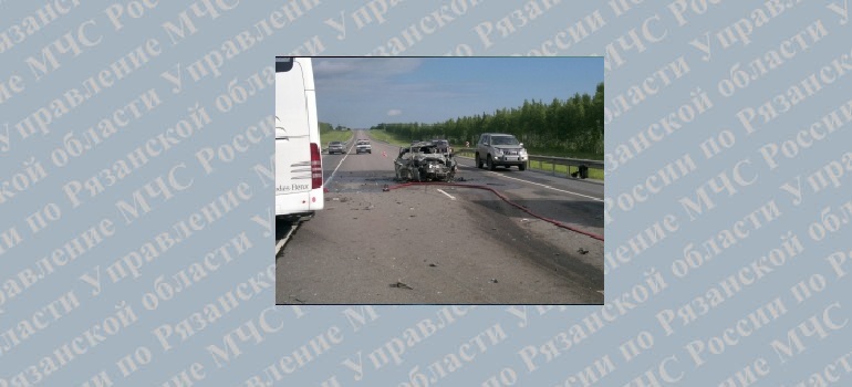 В ДТП с участием автобуса Mercedes и легкового автомобиля погибло два человека