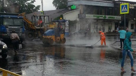 В Пензе асфальт в дождь укладывали с разрешения мэрии