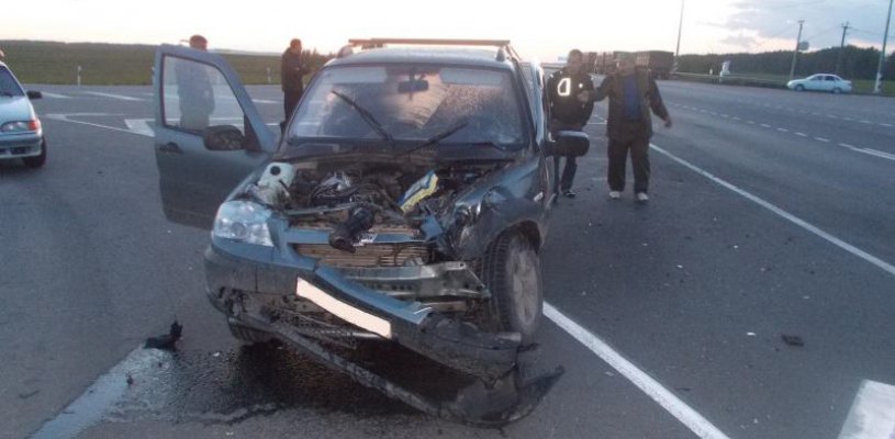 В столкновении Chevrolet Niva с КамАЗ пострадали два человека