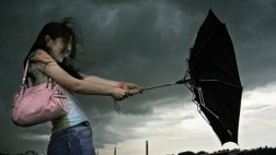 В ближайшие 1-2 часа ожидается грозы с порывами ветра 12-17 м/с, местами до 20 м/с
