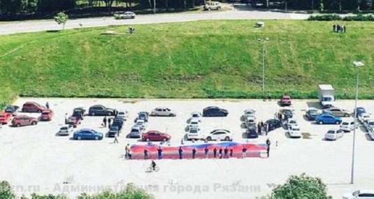 Автомобилисты Рязани выстроились в слово "Россия"