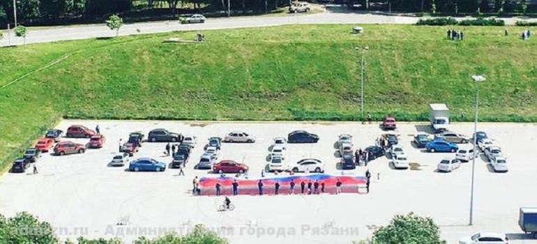 Автомобилисты Рязани выстроились в слово "Россия"