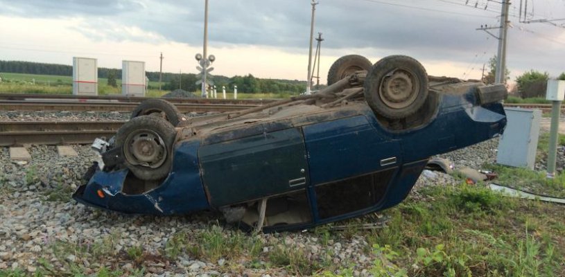 Неизвестный на "Семерке" совершил ДТП, в котором пострадало три его пассажира