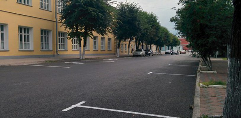 На ул. Право- Лыбедской и ул. Радищева начали наносить разметку под будущую платную парковку
