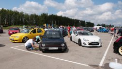 Более ста автовладельцев приняло участие в LowDaily Photomeet