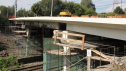 Завтра будет открыто движение по путепроводу через железную дорогу на улице Есенина