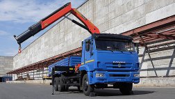«КАМАЗ» представил бортовой автомобиль с кран-манипуляторной установкой