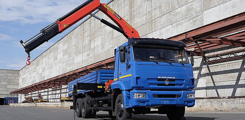 «КАМАЗ» представил бортовой автомобиль с кран-манипуляторной установкой
