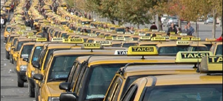 В Москве планируют начать взимать плату за выдачу лицензий на таксомоторную деятельность
