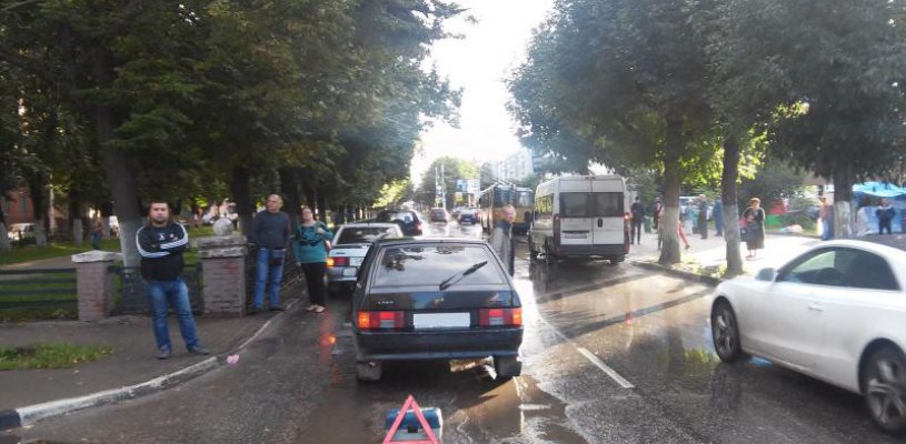 Два школьника, переходившие дорогу в неположеном месте. попали под колеса авто