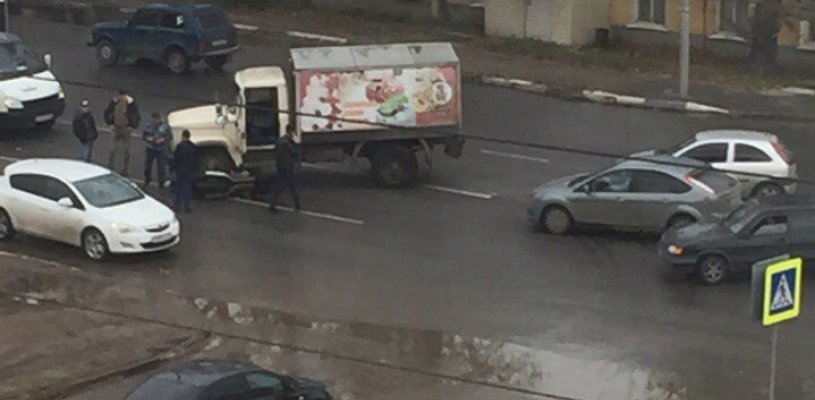 На улице Высоковольтной произошло ДТП с участием мотоциклиста и грузового автомобиля