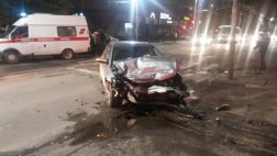 На улице Грибоедова в воскресенье столкнулись Volkswagen и Mitsibishi Pajero. Подробности от ГИБДД