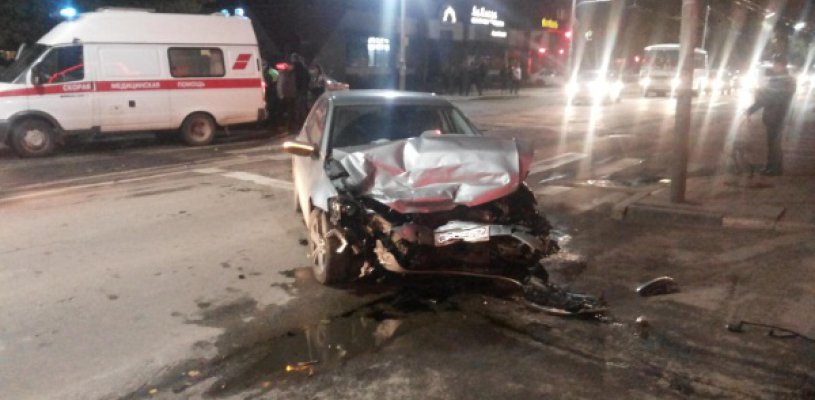 На улице Грибоедова в воскресенье столкнулись Volkswagen и Mitsibishi Pajero. Подробности от ГИБДД